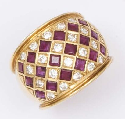 null Bague jonc en or jaune ornée de rubis calibrés et de dia­mants taillés en brillant.
Tour...