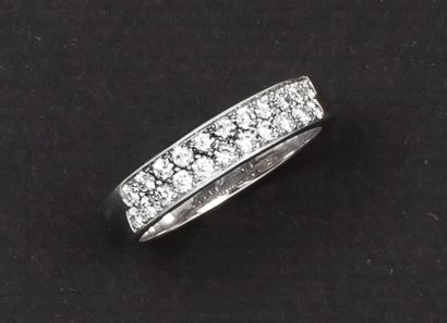 null Bague jonc en or gris ornée de deux lignes de diamants taillés en brillant.
Tour...