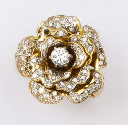 null Bague «Fleur» en or jaune ornée d'un diamant taillé en brillant bordé de diamants...
