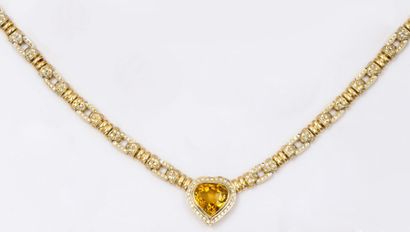 null Demi-parure en or jaune comprenant un collier à mail­lons godronnés ornée de...