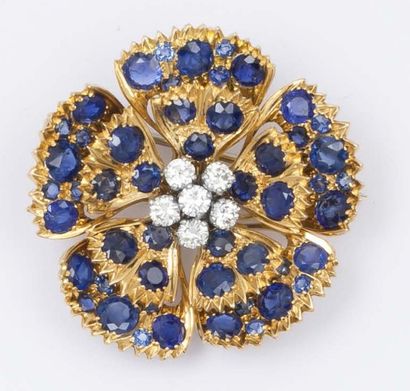 null Broche «Fleur» pouvant former un pendentif en or jaune ciselé ornée de diamants...