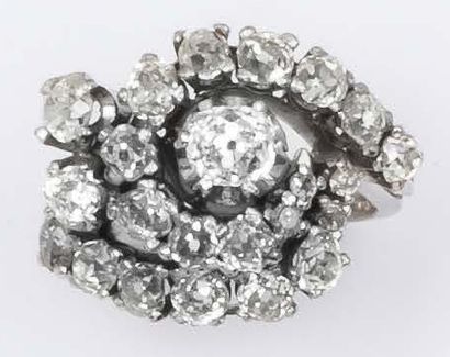 null Bague en platine et or gris ornée d'un diamant taillé en brillant bordé de diamants...