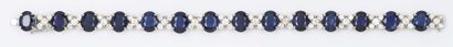 PIRANESI Bracelet en or gris orné de quatorze saphirs ovale bleu intense alternés...