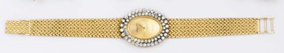 CLAUDE VENU Bracelet-montre de dame en or jaune, cadran or dans un double entourage...