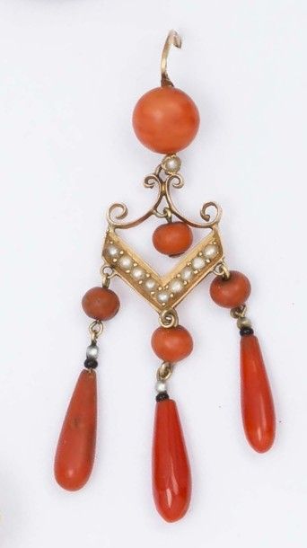 null Paire de pendants d'oreilles en or jaune ajouré ornés de perles bouton de corail,...