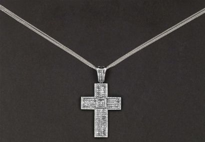 null Triple chaine et importante croix en or gris entièrement pavée de diamants princesse...