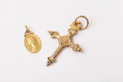 null Lot comprenant un pendentif «Croix» et une médaille religieuse en or jaune ciselé.
P....