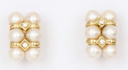 null Paire de boucles d'oreilles en or jaune ornées chacune de six perles de culture...