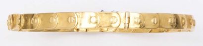 null Bracelet jonc ouvrant en or jaune à décor de vis.
P. 11,3 g.
