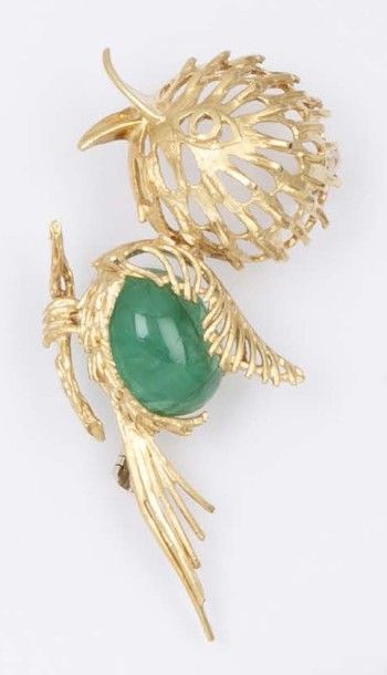 null Broche «Oiseau» en or jaune ciselé et ajouré, le corps orné d'un cabochon d'émeraude....