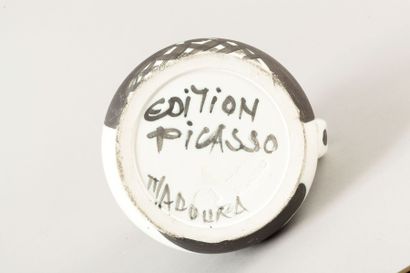 Pablo PICASSO (1881-1973) et MADOURA Têtes, 1956 Pichet tourné en terre de faïence...