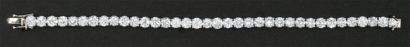 null Bracelet ligne en or gris entièrement serti de diamants taillés en brillant.	

Poids...