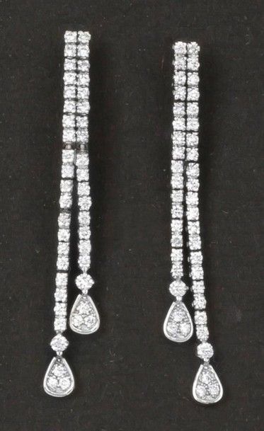 null Paire de pendants d’oreilles en or gris 14K ornés chacun de deux lignes de diamants...
