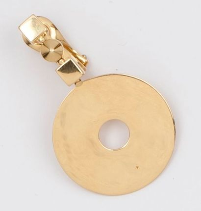 null BULGARI - Paire de pendants d’oreilles en or jaune à motifs circulaires ajourés....