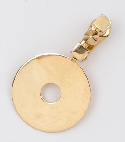 null BULGARI - Paire de pendants d’oreilles en or jaune à motifs circulaires ajourés....