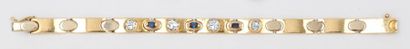 null Bracelet articulé en or jaune orné de quatre diamants taillés en brillant alternés...
