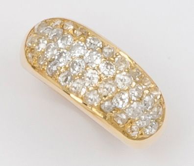 null Bague « jonc » en or jaune ornée d’un pavage de diamants taillés en brillant....