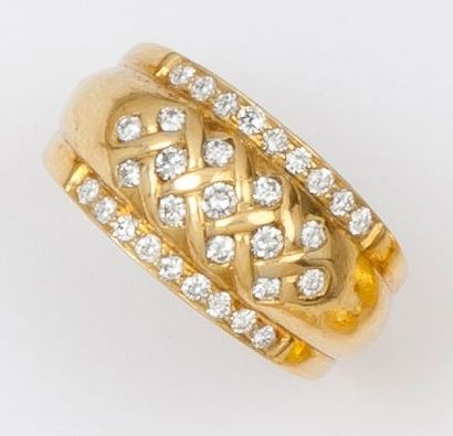 null Bague jonc en or jaune à décor de « Tresses » serties de diamants taillés en...