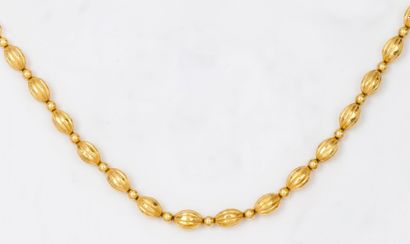 null Collier en or jaune orné de boules et de motifs ovoïdes godronnés. P. 65 g.