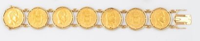 null Bracelet en or jaune orné de sept pièces de 20 francs or, Napoléon III. Longueur :...