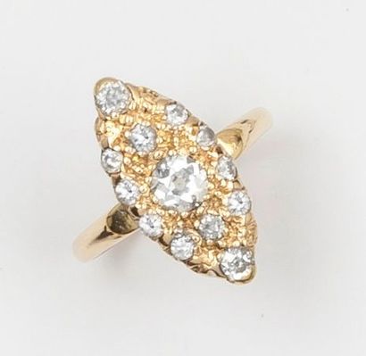 null Bague « Marquise » en or jaune ornée d’un diamant taillé en brillant dans un...