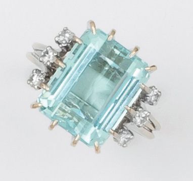 null Bague en or gris ornée d’une aigue-marine rectangulaire bordée de six diamants...