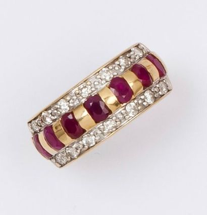 null Bague jonc en or jaune ornée de rubis épaulés de deux lignes de diamants taillés...