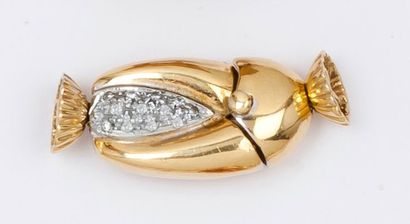 null Fermoir de collier en or jaune orné de deux pavages de diamants. P. 10,5 g.