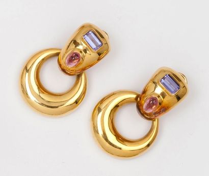 null TIFFANY - Paire de pendants d’oreilles en or jaune ornés chacun d’une améthyste...
