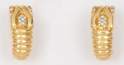 null BOUCHERON - Paire de boucles d’oreilles en or jaune godronné ornées de diamants...