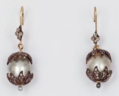 null Paire de pendants d’oreilles en or jaune et argent ornés chacun de diamants...