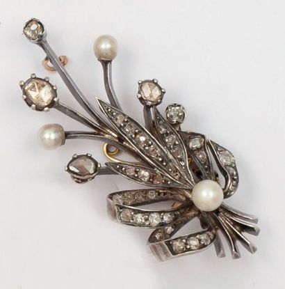 null Broche en or jaune et argent ornée de perles de culture et de diamants taillés...