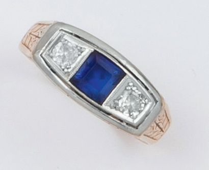 null Bague en platine et or jaune ciselés à décor de rinceaux ornée d’une pierre...