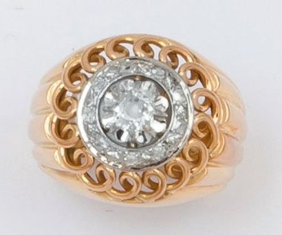 null Bague en or jaune et or gris godronnés et ajourés ornée d’un diamant de taille...