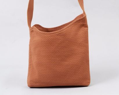 null HERMÈS Paris made in France

*Sac besace 32 cm en toile à motif de chevrons...