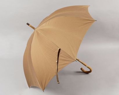 null HERMÈS Paris

*Parapluie en toile bistre, corps en bois. Très bon état