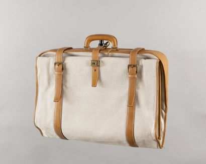 null HERMÈS Paris

*Porte habit à deux cintres en toile H chiné beige et cuir naturel,...