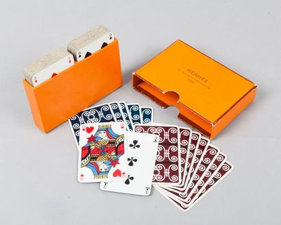 null HERMÈS Paris par Drager

Coffret contenant deux jeux de cinquante-deux cartes,...