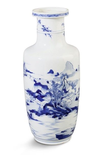 null Vase balustre en porcelaine bleu-blanc, à décor d’un paysage lacustre animé...