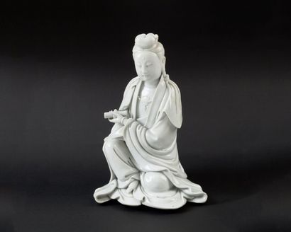 null Sujet en blanc de Chine, représentant la divinité Guanyin assise en lalitasana,...