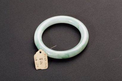 null Bracelet jonc en jadéite. Chine, XXe siècle. Diam : 7,8 cm.