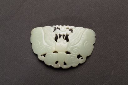 null Deux pendentifs en jade à décor de papillons et sapèques. Chine, XXe siècle....
