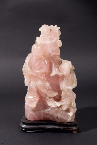 null Vase en quartz rose sculpté sur le pourtour de deux Hoho parmi lotus et rochers,...