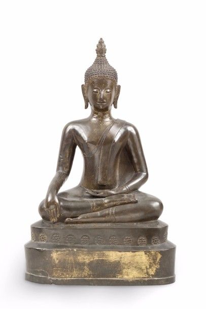 null Sujet en bronze de patine brune, avec traces de dorures, représentant le Bouddha...