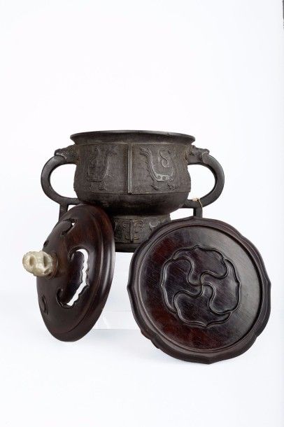 null Brûle-parfum archaïsant en bronze patiné à décor de masques de Tao-Tie sur fond...
