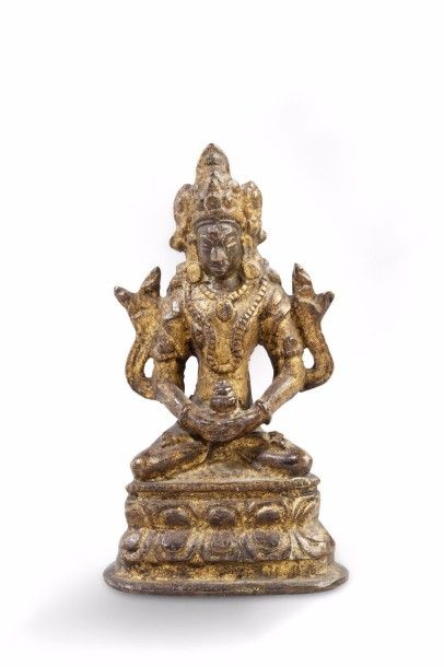 null Statuette en bronze laqué représentant un bodhisattva assis sur un lotus tenant...