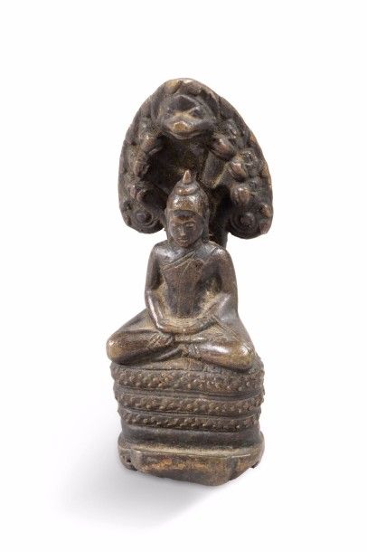 Petit sujet en bronze représentant le Bouddha...