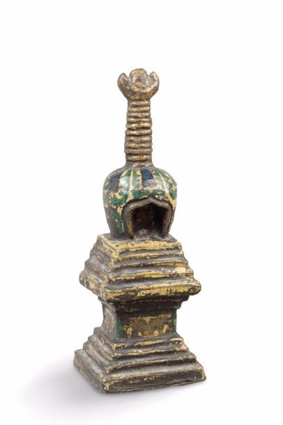 null Stupa en bois polychrome reposant sur un socle à décor peint en polychromie...