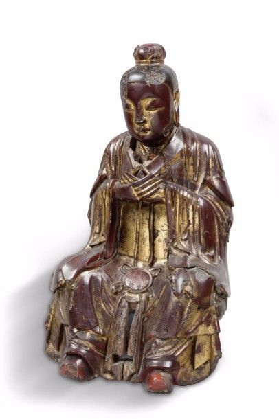 null Sujet en bois laqué et doré, représentant un dieu du Tao assis à l’européenne,...