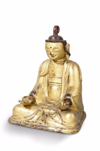 null Sujet en bois laqué or, représentant le Bouddha assis en méditation, la main...